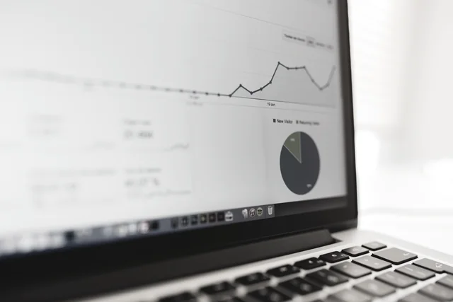 Tela de notebook exibindo gráficos de desempenho de campanha